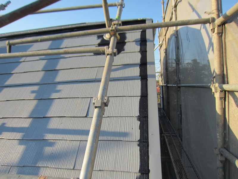 スレート屋根「スーパーシャネツサーモSi」でスレート屋根の端を塗装