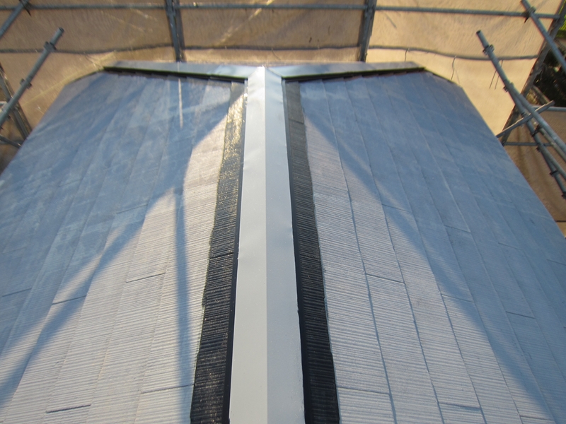 「スーパーシャネツサーモSi」でスレート屋根の端を塗装
