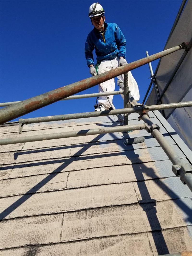 スレート屋根をサーモテックシーラーで下塗り作業