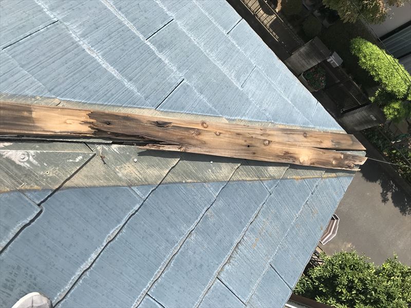 伊奈町強風でスレート屋根貫板棟包み落下