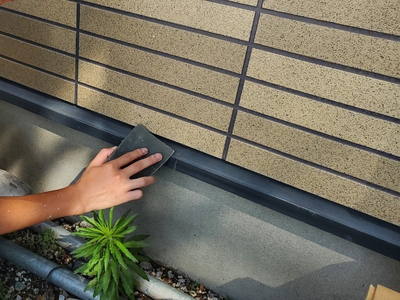 上尾市外壁塗装水切りのケレン作業
