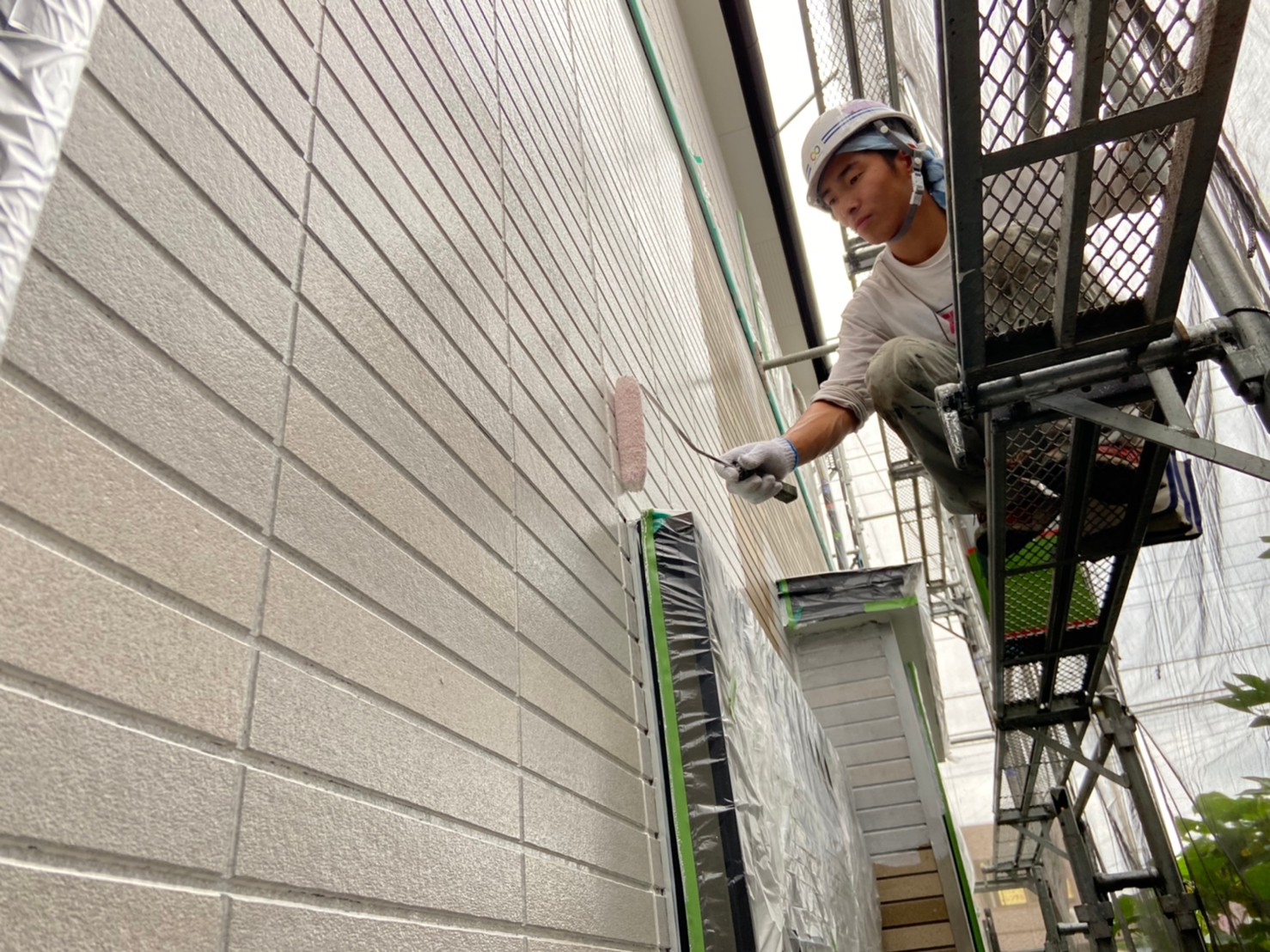 上尾市サイディング外壁1階に遮熱塗料で下塗り作業