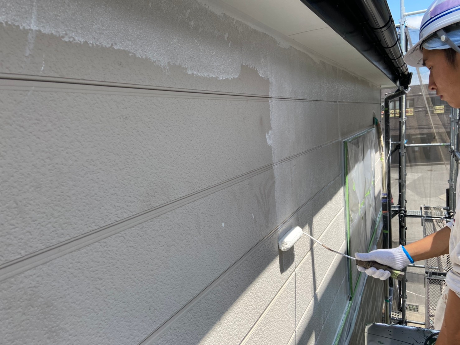 上尾市サイディング外壁2階に遮熱塗料で下塗り作業