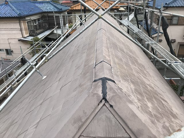 伊奈町急勾配スレート屋根の棟板金補修後で塗装前