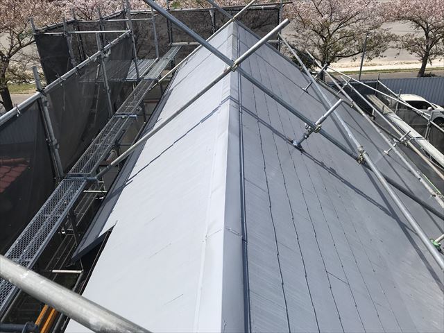 伊奈町の急勾配スレート屋根の下塗り完了