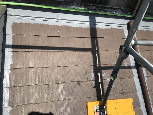 伊奈町でアステックのサーモテックシーラーを使いスレート屋根の端を下塗り
