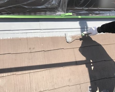 伊奈町でアステックのサーモテックシーラーを使いスレート屋根の端を下塗り作業