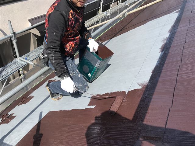 伊奈町スレート屋根にアステックスーパーシャネツサーモで中塗り作業