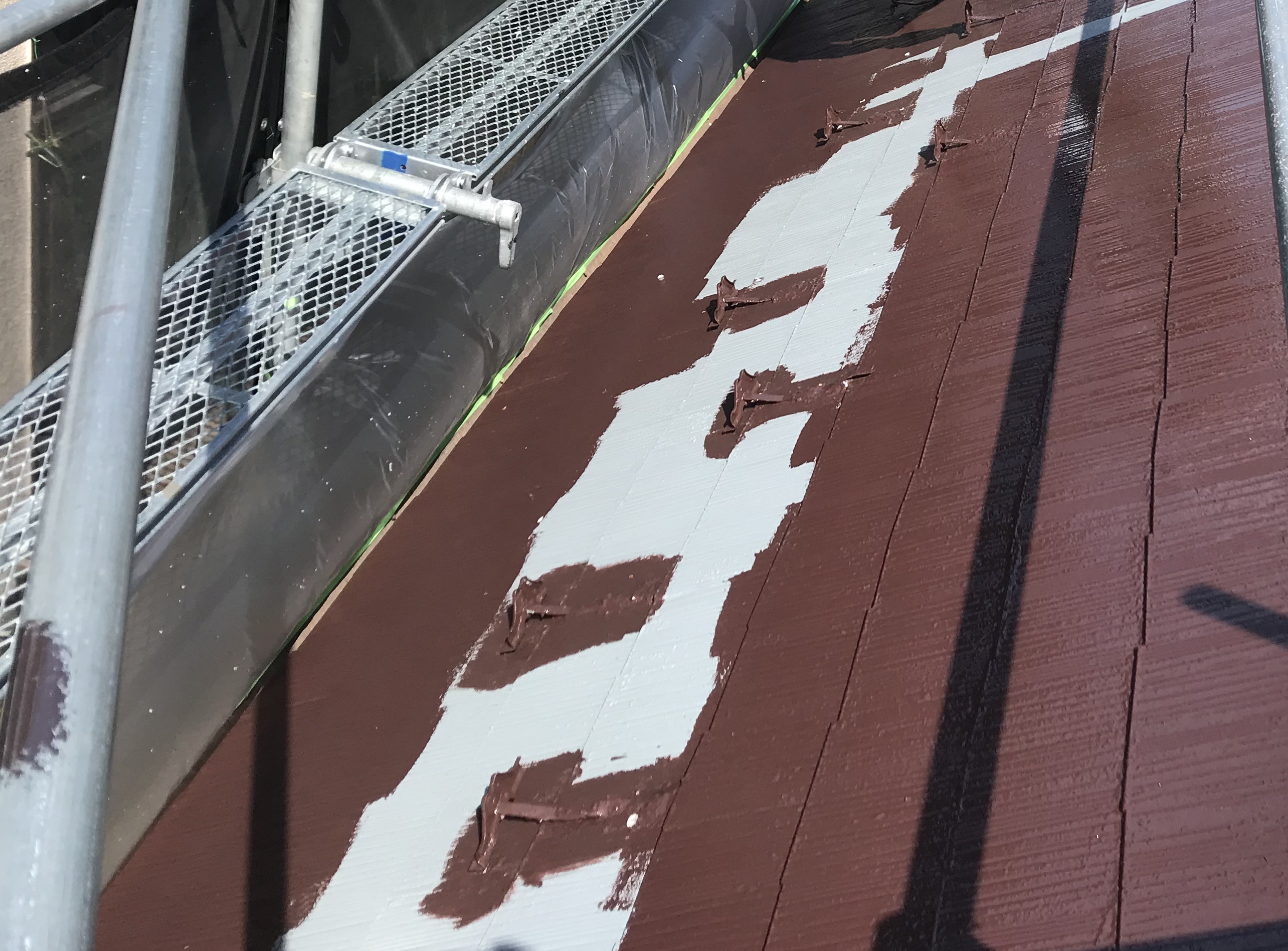 伊奈町スレート屋根にアステックスーパーシャネツサーモで雪止めを除けて中塗り作業