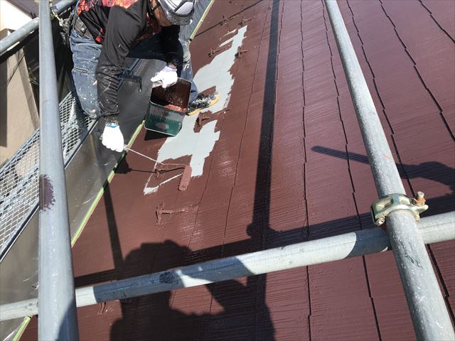 伊奈町スレート屋根にアステックスーパーシャネツサーモで雪止め付近の中塗り作業