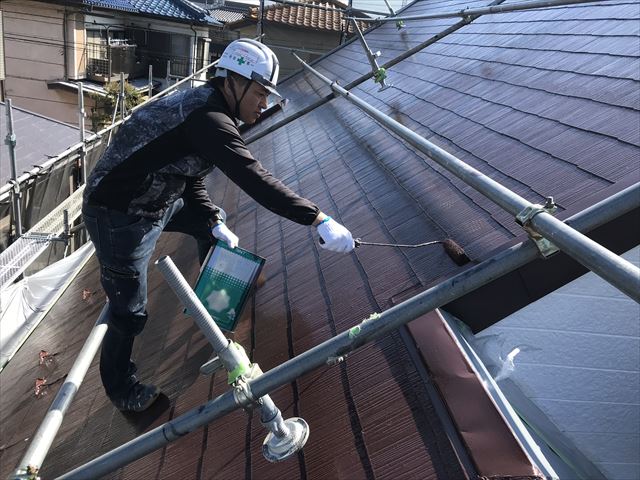 伊奈町急勾配スレート屋根の上塗り作業