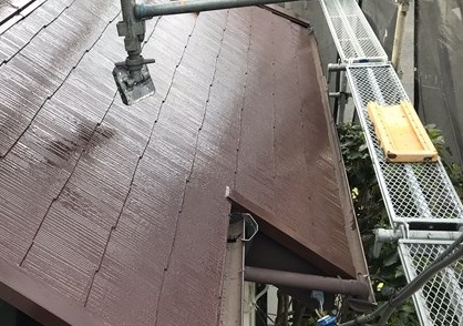 伊奈町急勾配スレート屋根の下屋根上塗り完了