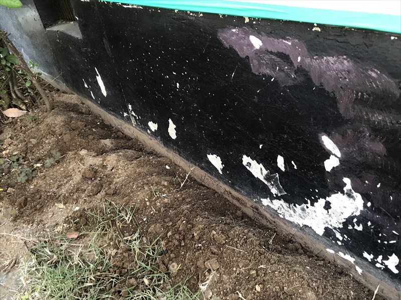伊奈町のお宅の塗装工事は仮設足場が取り除かれてから住宅の基礎部分塗装です