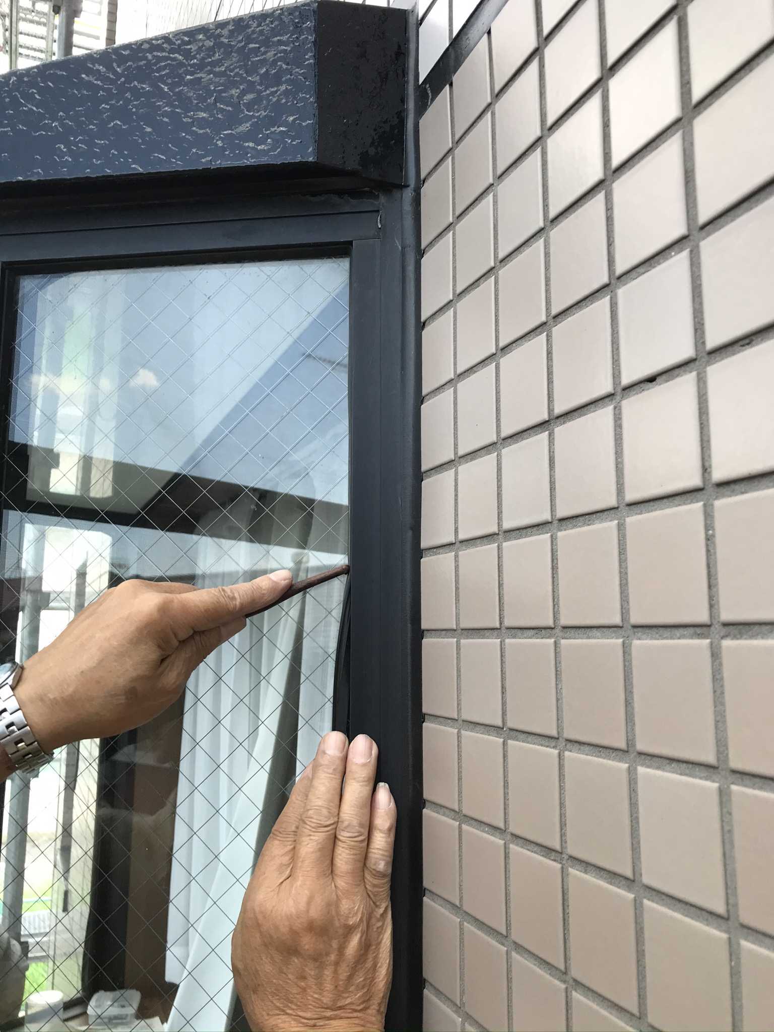 さいたま市北区マンションで劣化した窓ガラス止めゴムパッキンを歯止めを使い交換中