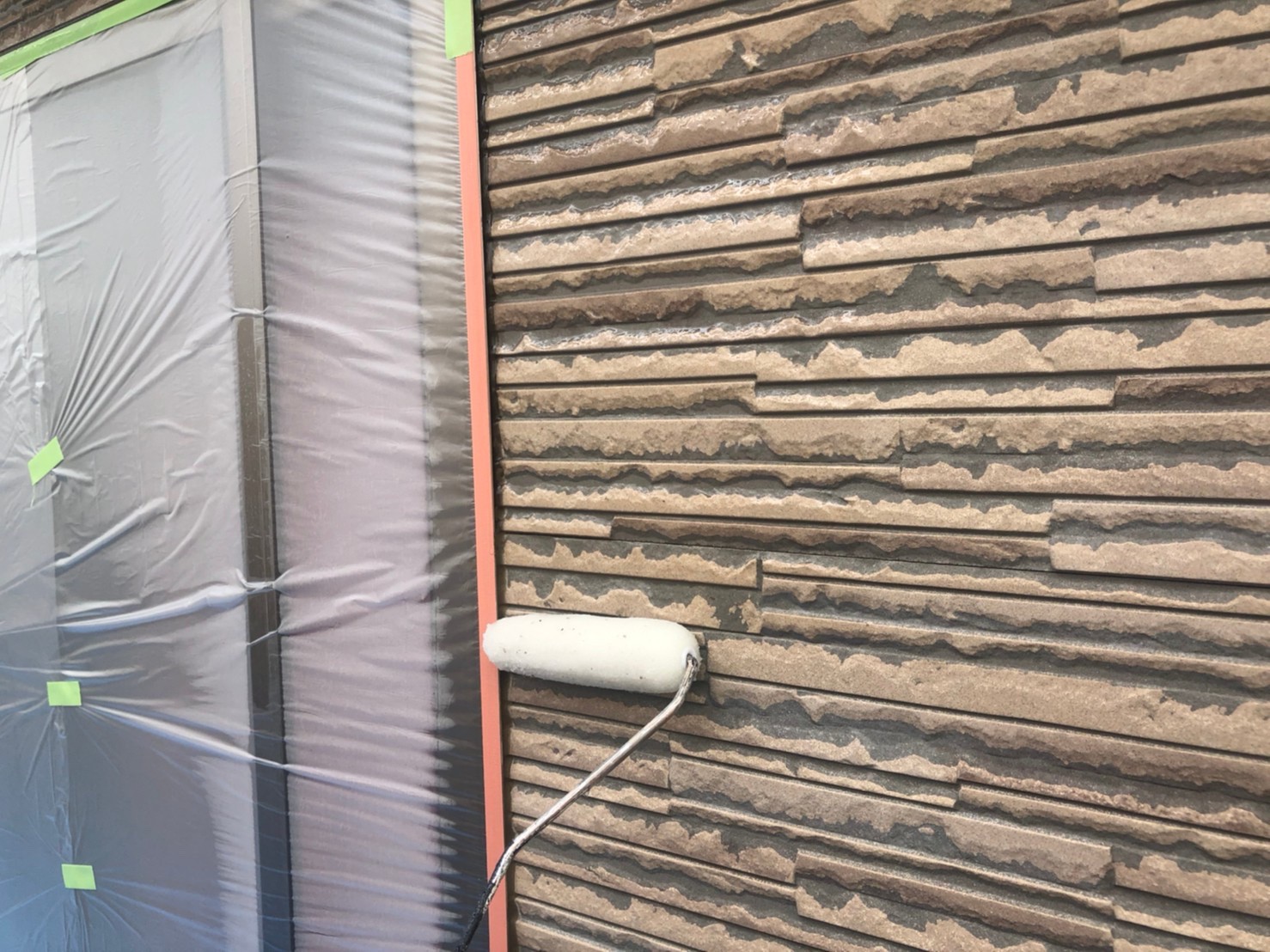 伊奈町寿で初めてのサイディング外壁塗装をアステックペイント「無機ハイブリッドクリヤー」で塗装です。