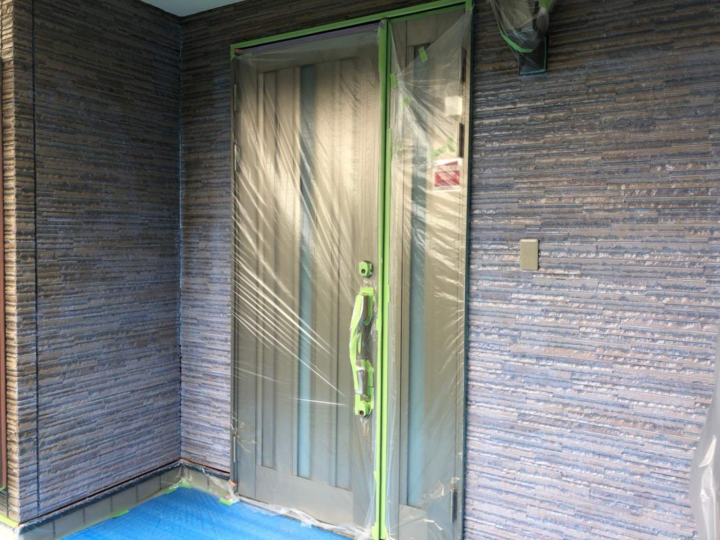 伊奈町サイディング外壁塗装アステック無機ハイブリッドクリヤーで玄関回り上塗り