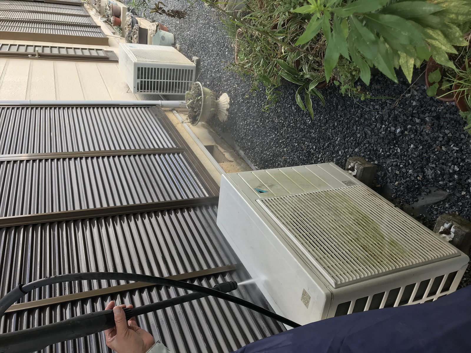 蓮田市カビ苔で汚れたお宅東側のエアコンと雨戸に光触媒コーティングの為高圧洗浄
