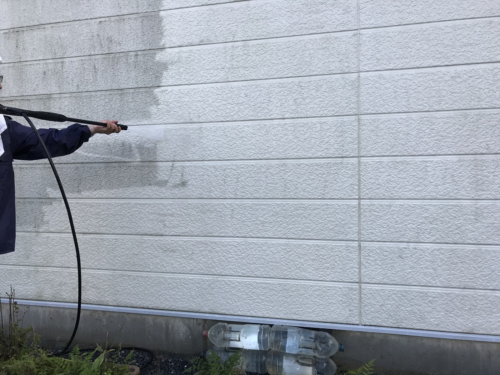蓮田市カビ苔で汚れた北外壁中央に光触媒コーティングの為高圧洗浄