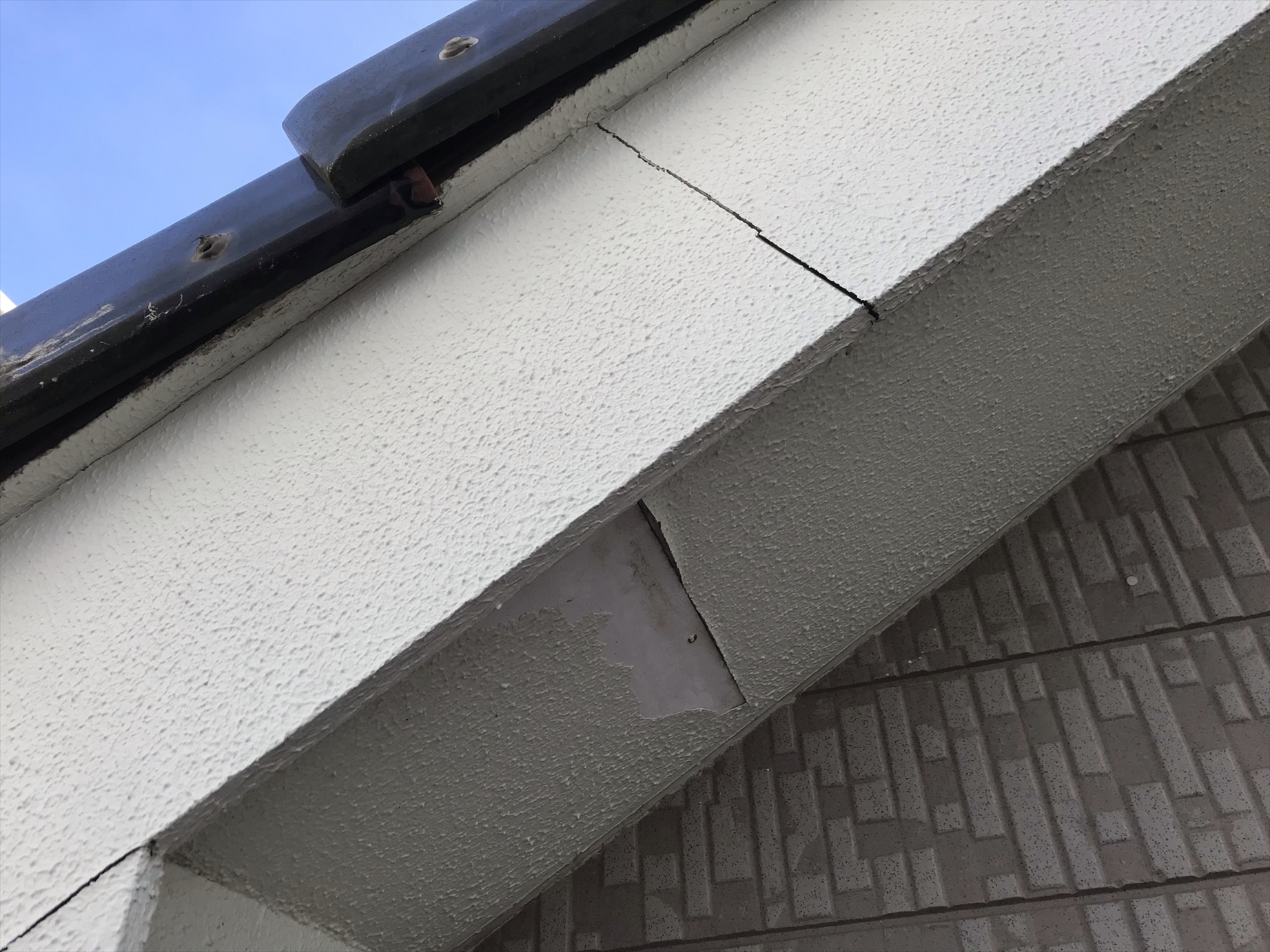 上尾市原市の外壁塗装無料点検時に破風板劣化不良個所アップ