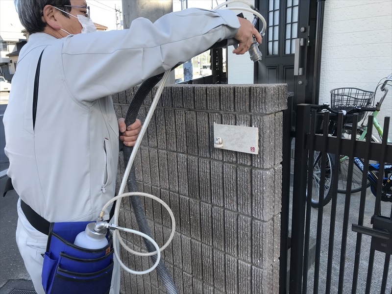 上尾市で外壁塗装工事終了後の門廻り化粧ブロックに汚れ防止の為 光触媒の防カビコーティング剤「NFE2」をスプレーしました。