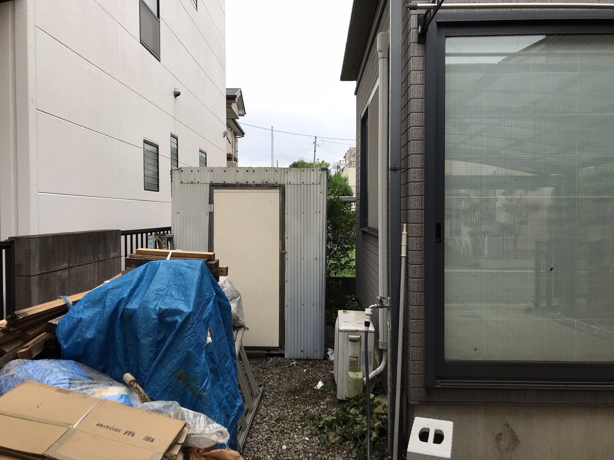 桶川市の賃貸一軒家の外壁塗装・屋根塗装が始まります。テラス・駐車場屋根一時撤去し足場設置です。