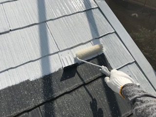 スレート屋根に遮熱性の下塗り塗料使用