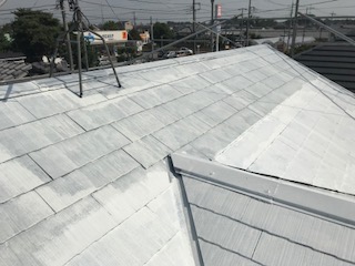 スレート屋根に遮熱性塗料で下塗り完了