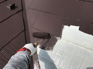 「ニッペサーモアイＳｉ」で屋根中塗り
