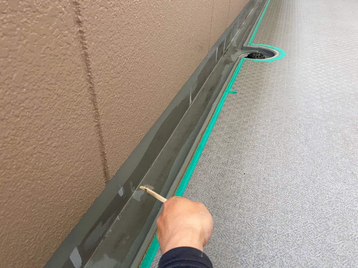 さいたま市北区マンション共用部廊下巾木＆溝に防水トップ用プライマー塗布