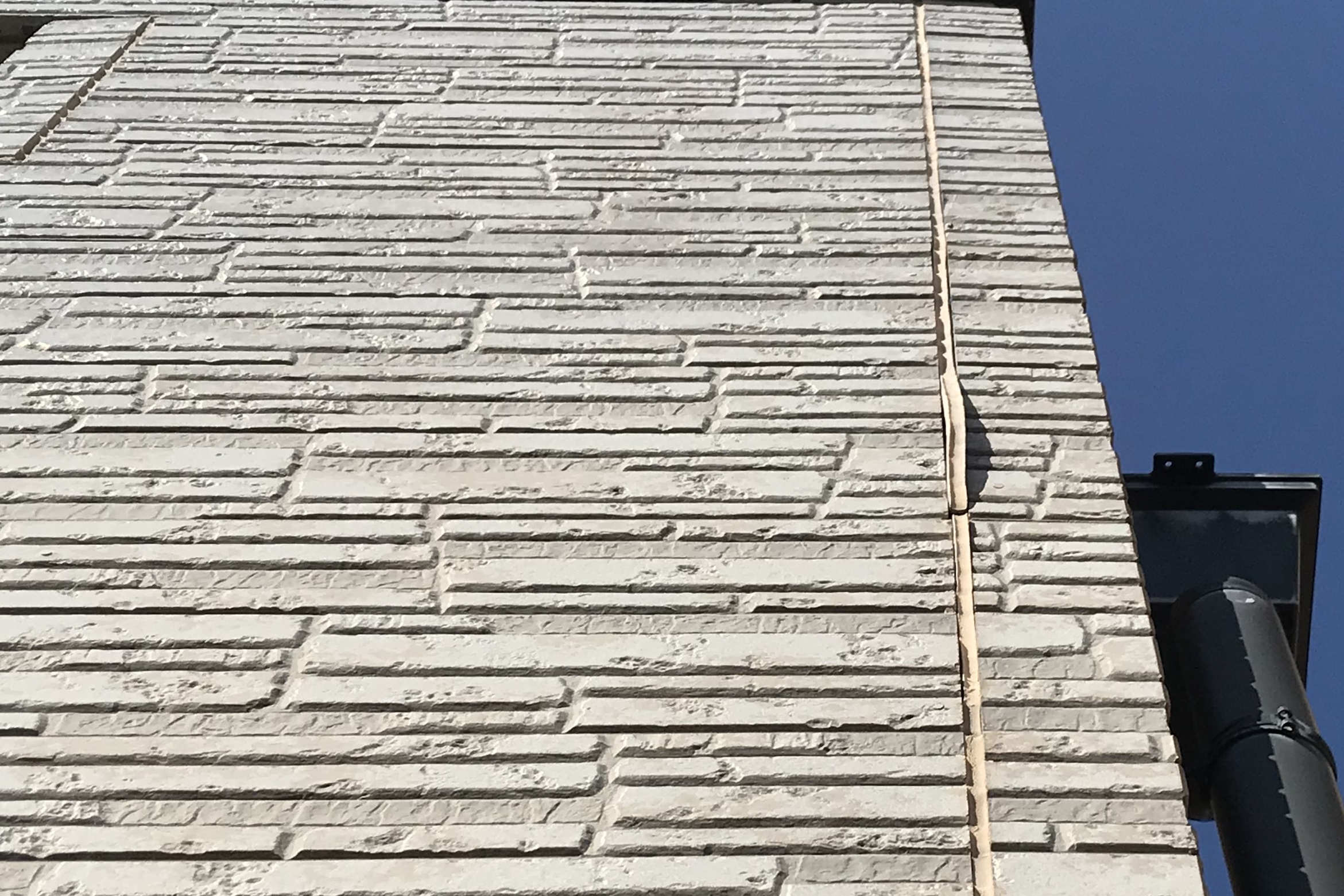 上尾市サイディング南外壁目地シーリング材の浮きアップ