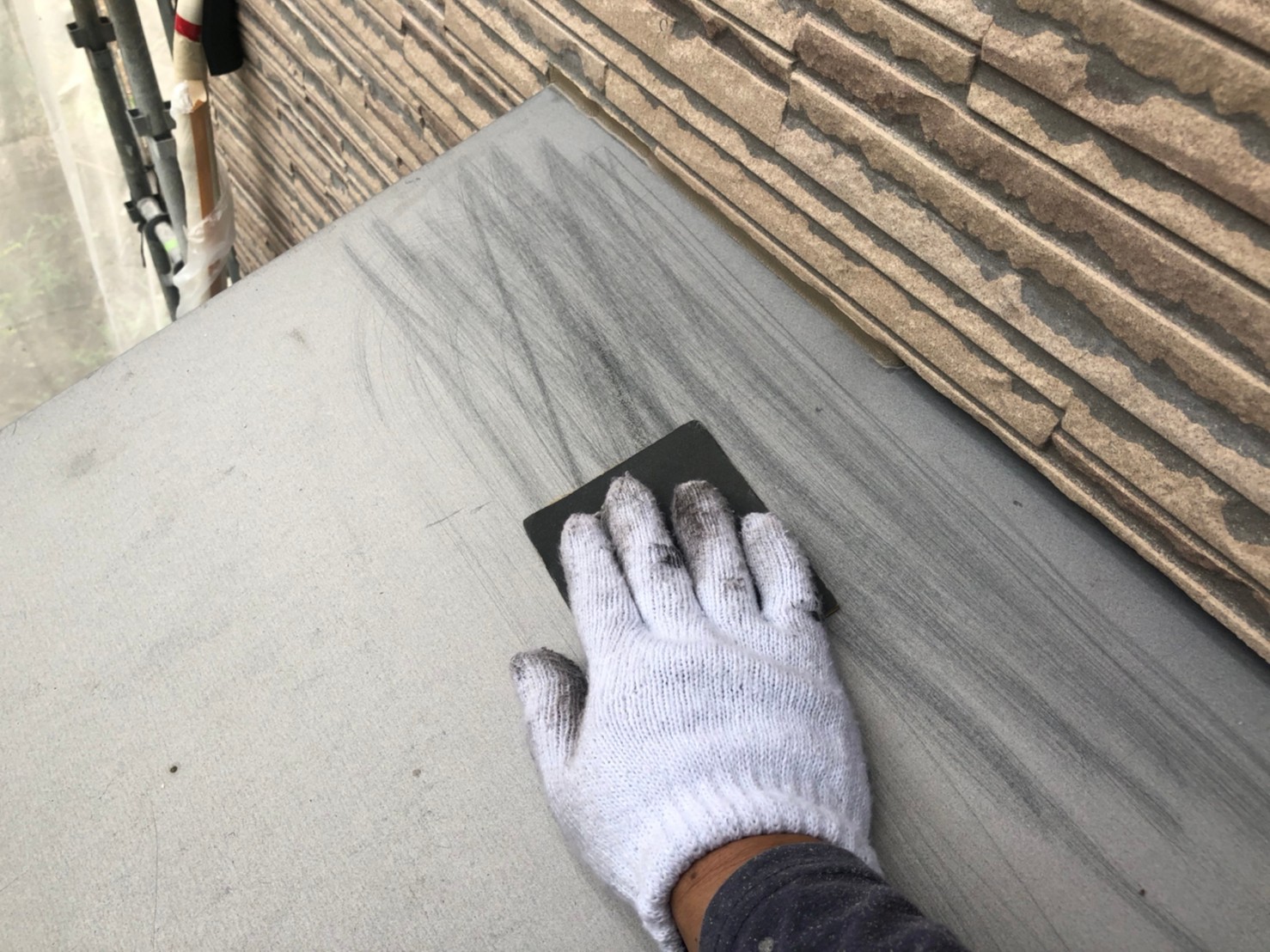 伊奈町の外壁塗装作業付帯部分鉄部庇の塗装前ケレン