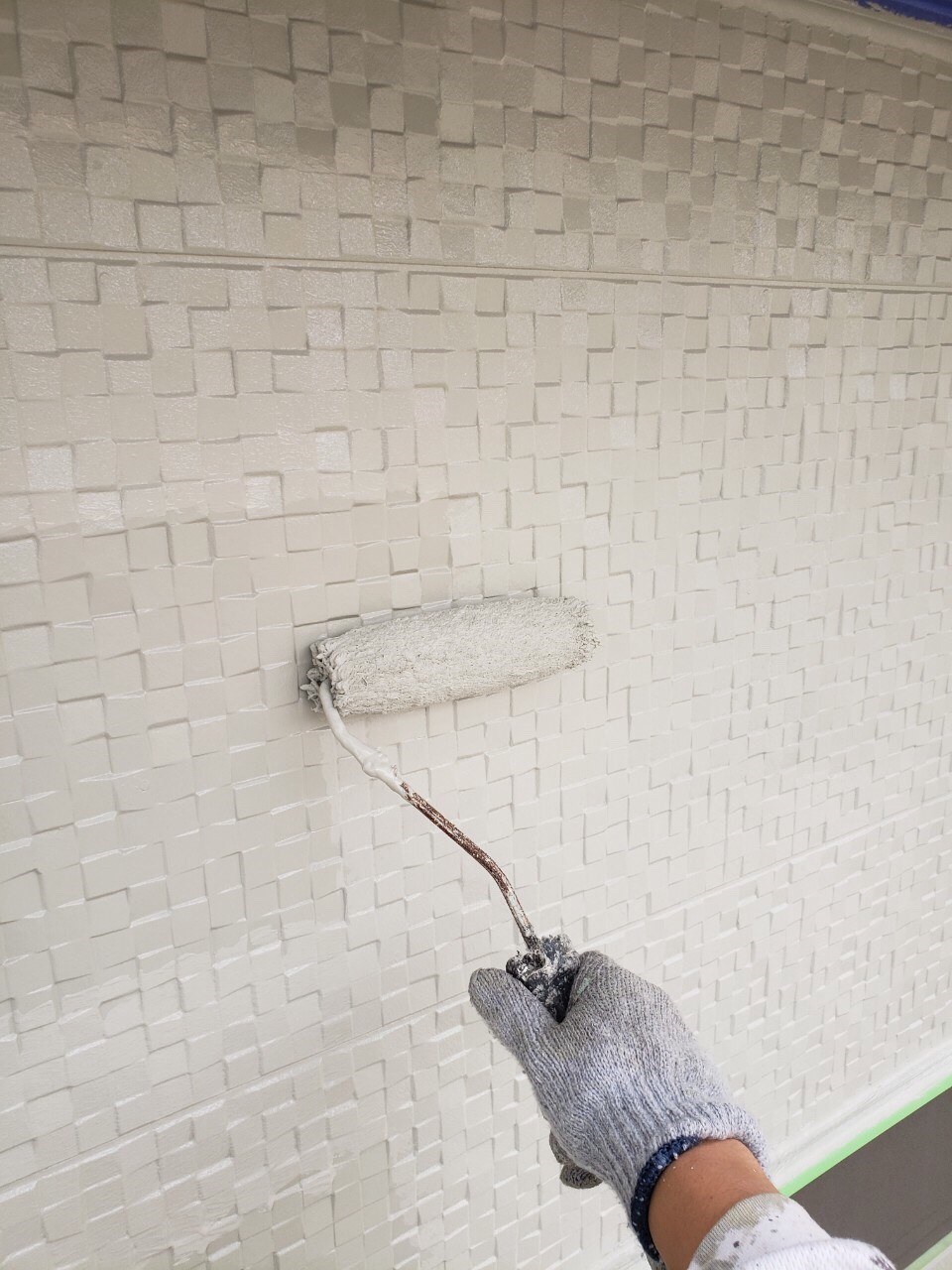 上尾市にて高耐候性且つ弾力性が続きする塗料リファインで外壁の仕上げ塗りです