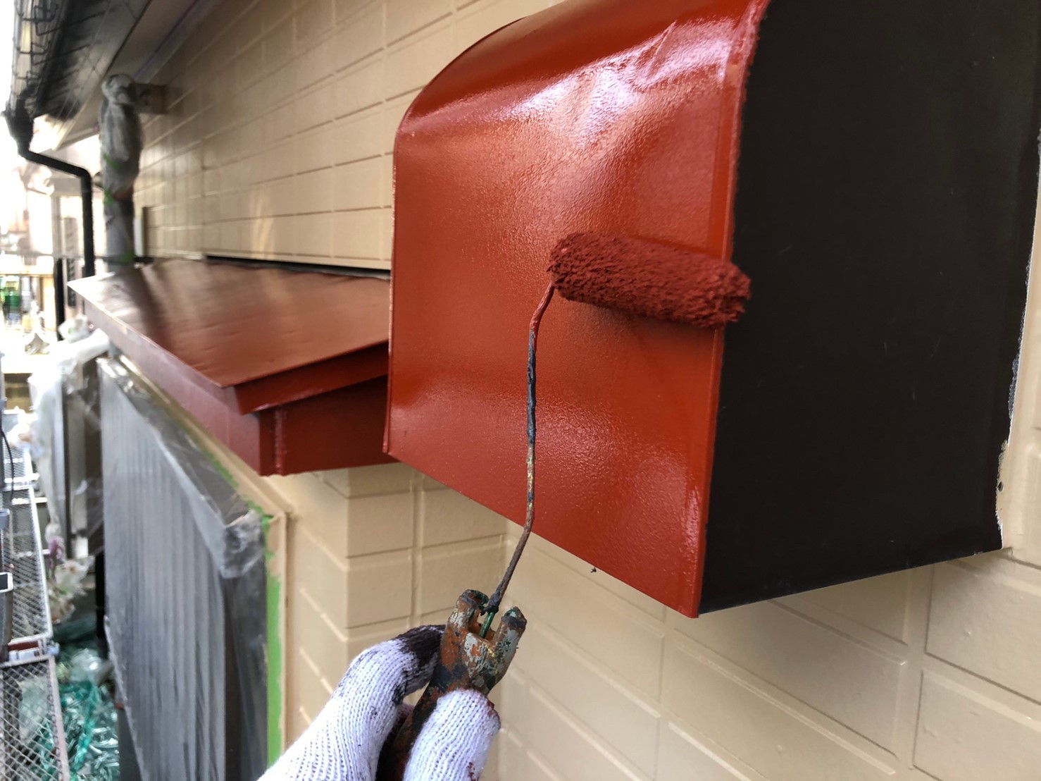 さいたま市岩槻区換気扇カバー下塗りは防さび塗料ハイポンファインデクロを使用