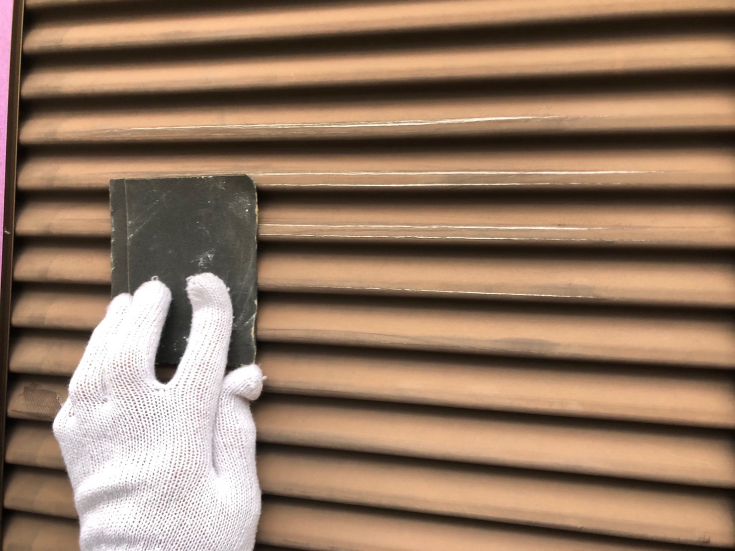 さいたま市岩槻区外壁塗装の鉄製付帯部分は防錆効果のある錆止め塗料1液ハイポンファインデクロで下塗りです
