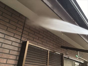 江戸川区篠崎で二階建てコロニアル屋根とサイディング外壁の塗装工事を始めました