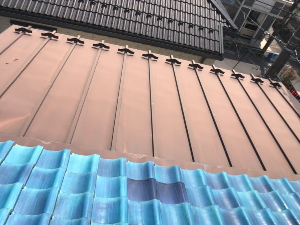 練馬区高野台で屋根の葺き替えと一緒に板金屋根の塗装工事を行いました
