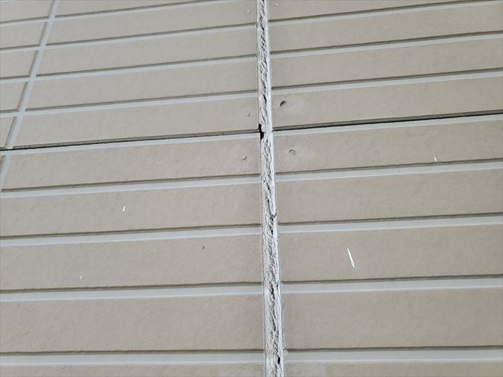 板橋区東新町にてシーリングが劣化しているサイディング外壁の調査
