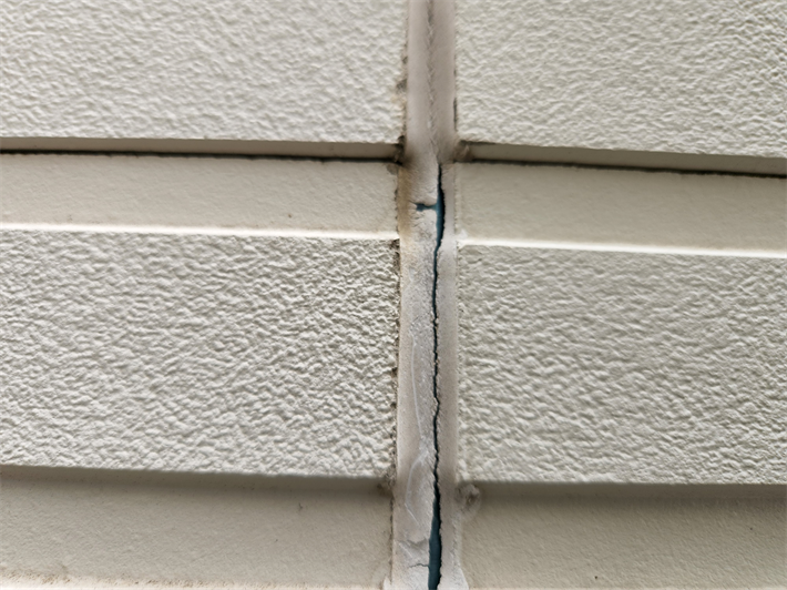 葛飾区新宿にてサイディング外壁の塗装の劣化！目地のシーリングも傷んでいますので外壁塗装工事とシーリング打ち替え工事をご提案！