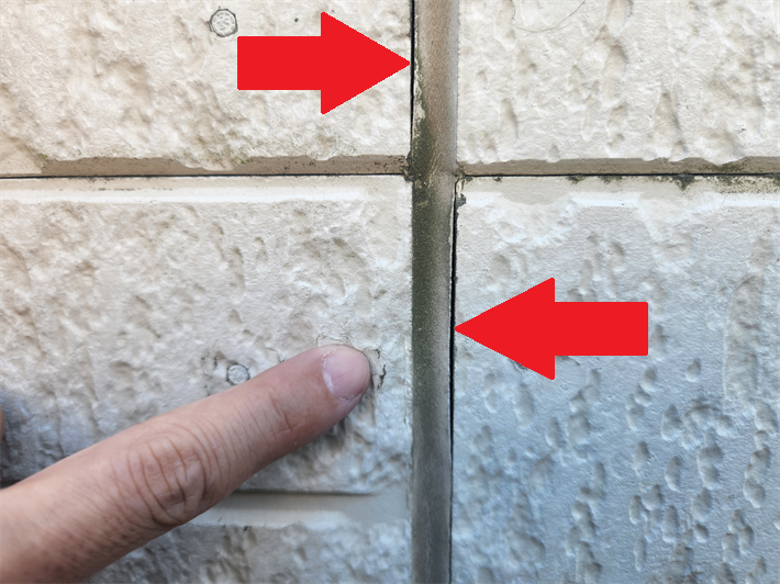 北区中里にて目地のシーリングが傷んでいるサイディング外壁の無料点検を実施！シーリング打ち替え工事と外壁塗装工事をご提案！