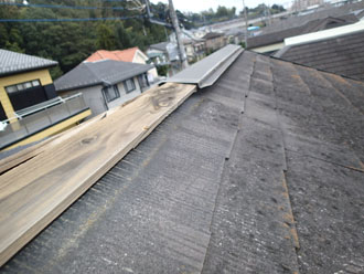 台風によって棟板金が飛散した屋根