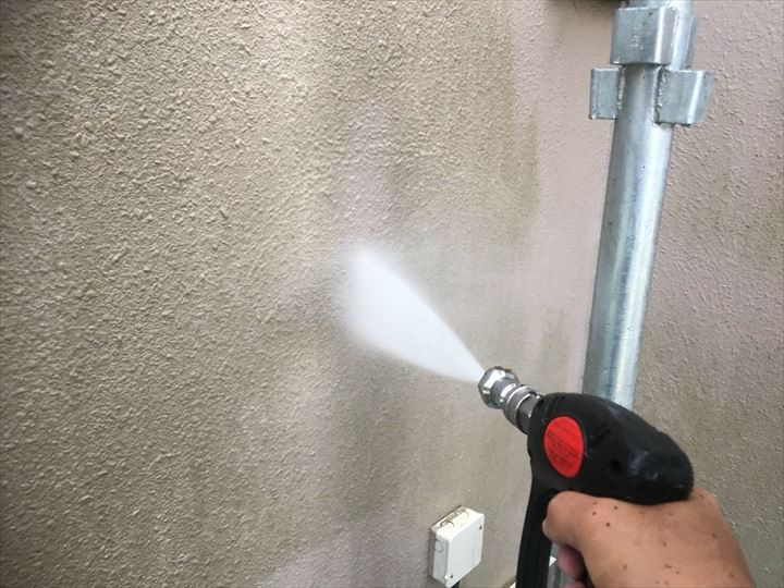 葛飾区金町で行った外壁塗装工事で塗装前に必ず高圧洗浄で汚れを除去します