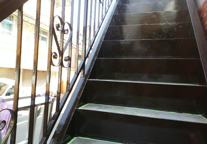 塗装後のアパート鉄骨階段