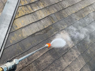 高圧洗浄で屋根の汚れを除去