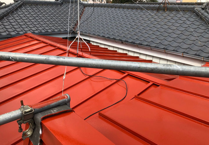 サーモアイSi(赤錆)で塗装した瓦棒の金属屋根