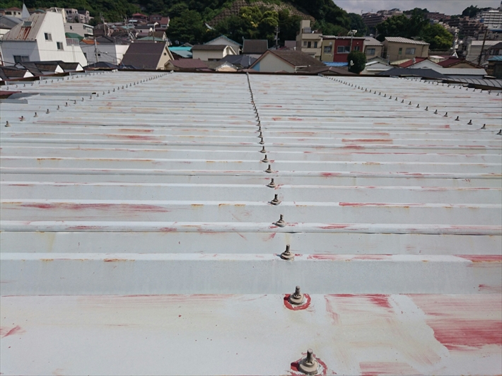 多摩市桜ケ丘でマンションの折板屋根を遮熱塗料のサーモアイＳｉで塗装します