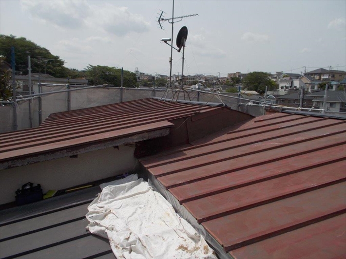 世田谷区喜多見でトタンの瓦棒葺き屋根を塗装工事でメンテナンスします