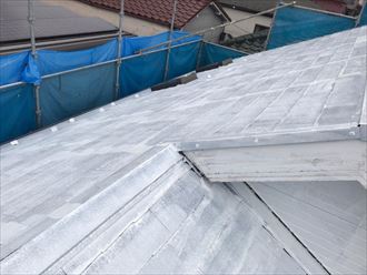 下塗りが完了したスレート屋根