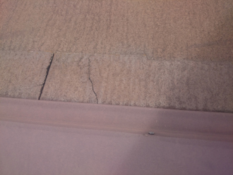 中野区弥生町にて屋根塗装工事前の調査、塗膜劣化により苔が繁殖したスレート屋根にファインパーフェクトベストをおすすめ