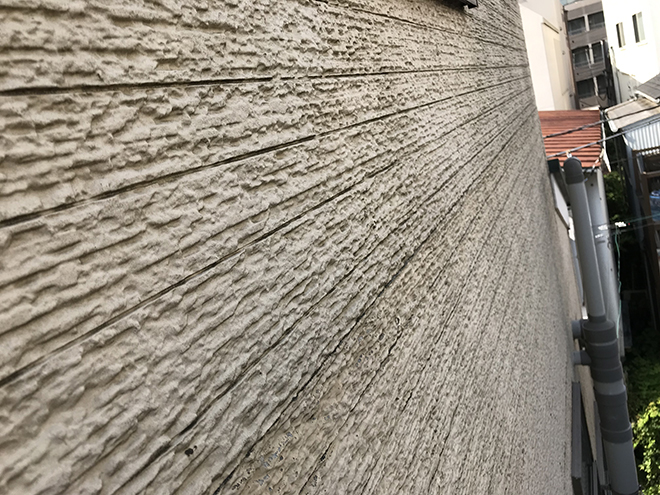 品川区荏原にて雨漏りを起こした外壁の目地部分にコーキング充填しました