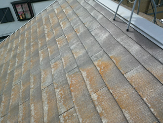 三鷹市北野にて屋根塗装工事のための調査、26年経過したスレートは広範囲に苔が繁殖していました